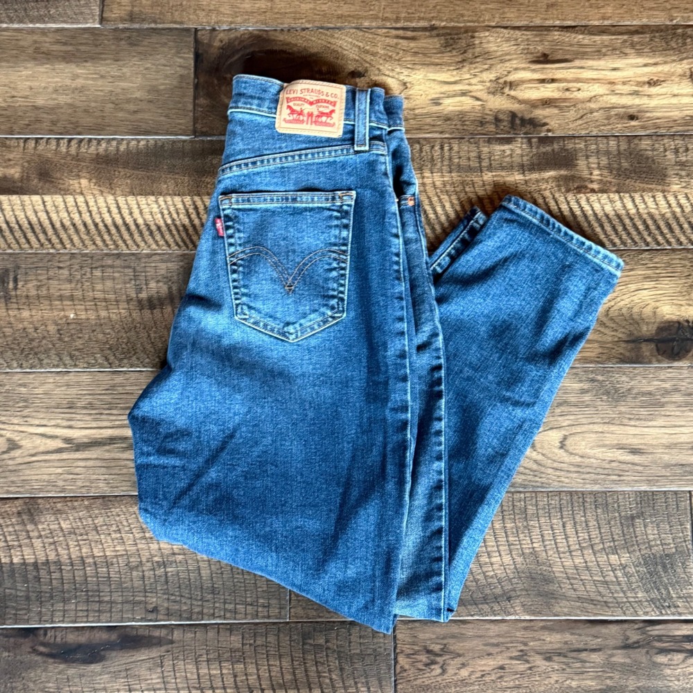 Levis High Waisted Mom Jeans Womens 28 Medium Wash Blue Tapered Leg Denim